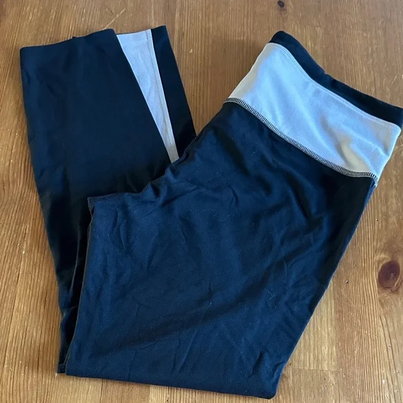 Athleta Women’s Black and Cream Leggings - Picture 12 of 12